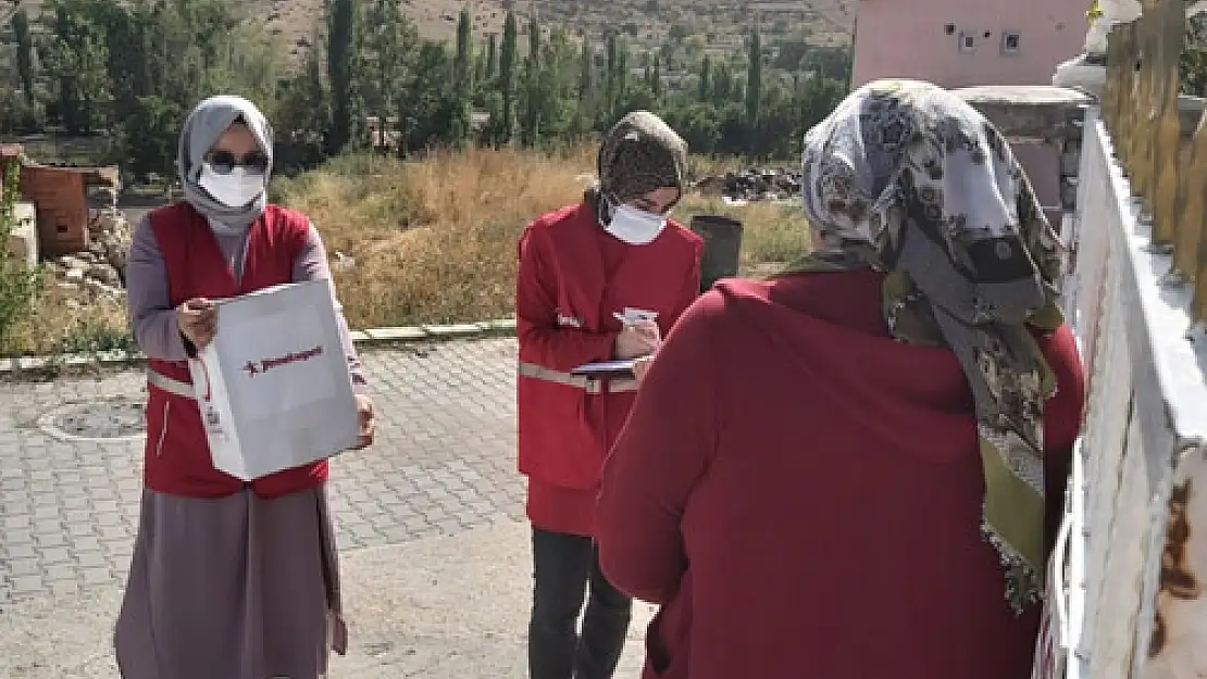 Kızılay, Ataköy'de gıda paketi dağıttı