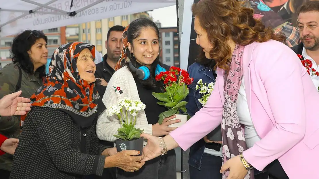 Köksal, Anneler Günü'nde Annelerin Gönlünü Aldı