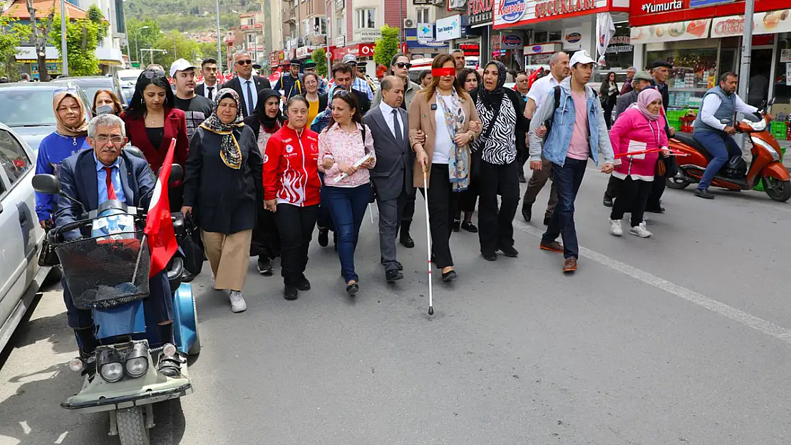 Köksal, Beyaz Bastonla Yürüdü