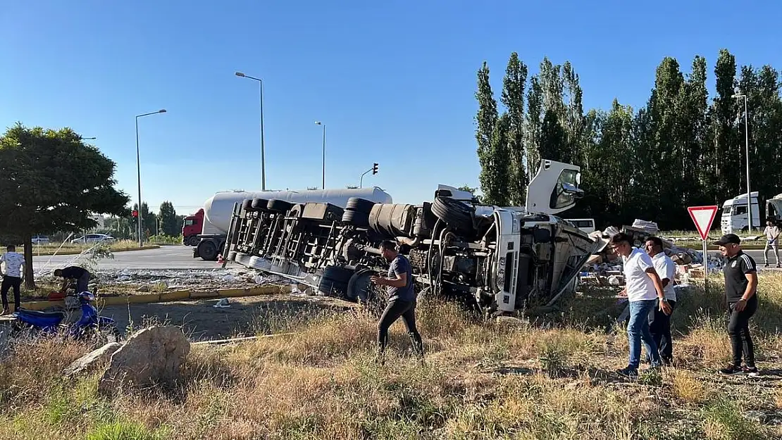 Kontrolden çıkan boya yüklü tır kavşakta devrildi