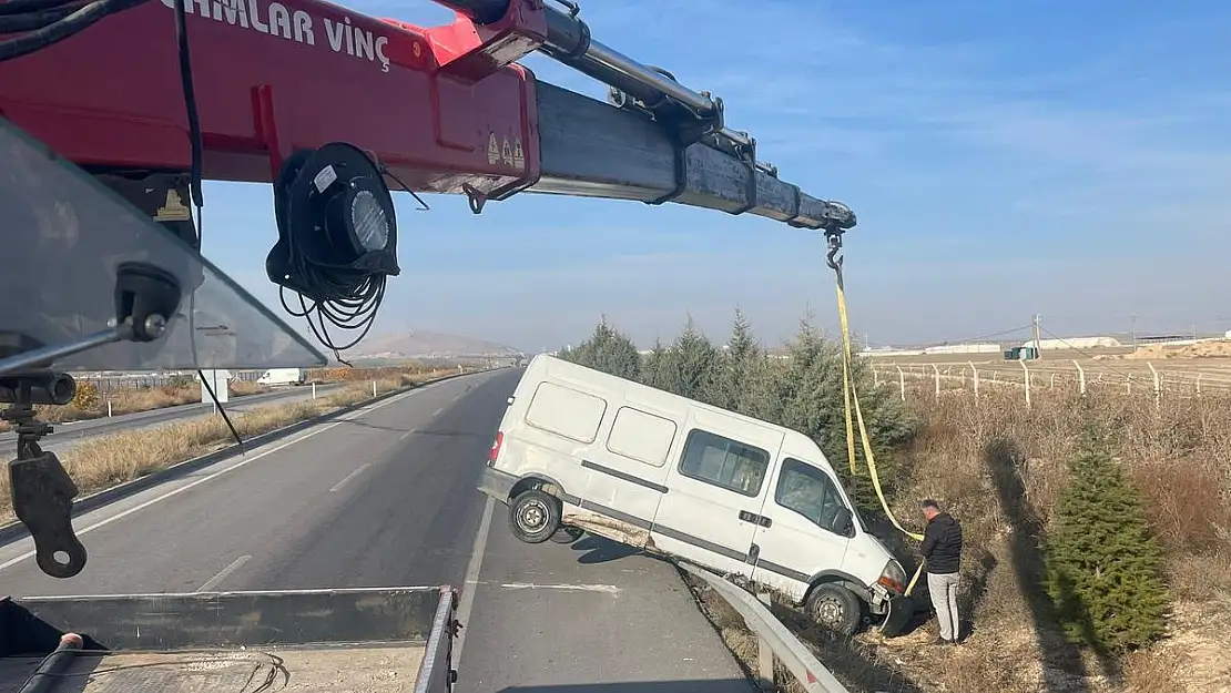 Kontrolden çıkan minibüs bariyerde askıda kaldı