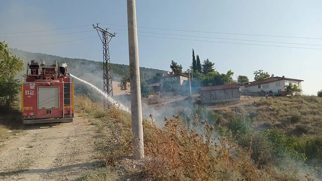 Kopan elektrik telleri yangına sebep oldu