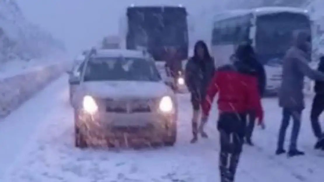 Köroğlu rampasında kar yağışı nedeniyle yol ulaşıma kapandı