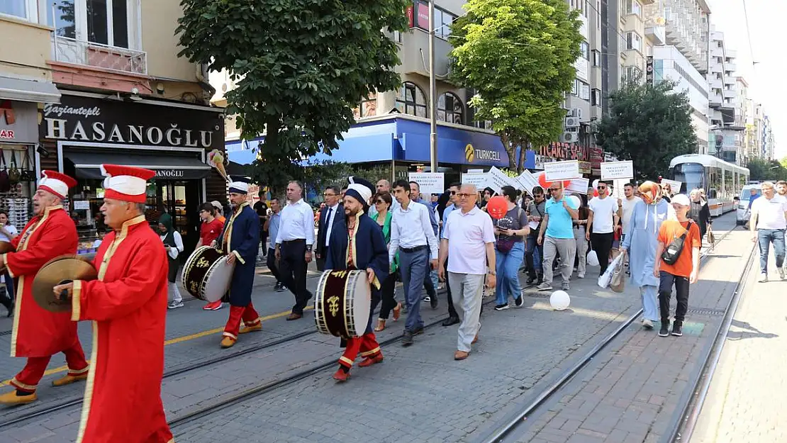 Koruyucu Aile Günü farkındalık yürüyüşü düzenlendi