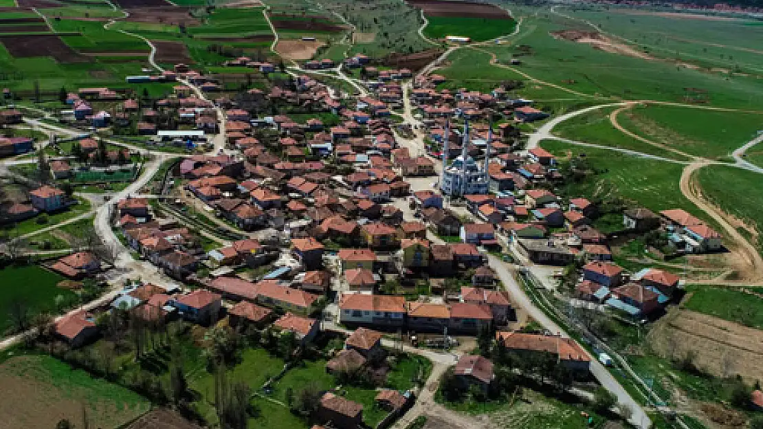 Köy meydanındaki cami 4 minaresiyle dikkati çekiyor