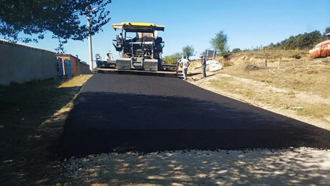 Köy yolları sıcak asfalt ile buluşmaya devam ediyor