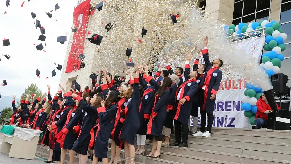 KSBÜ Diş Hekimliği Fakültesinde ilk mezuniyet coşkusu yaşandı