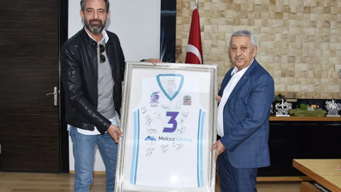 Küce'den Zeybek'e  imzalı forma