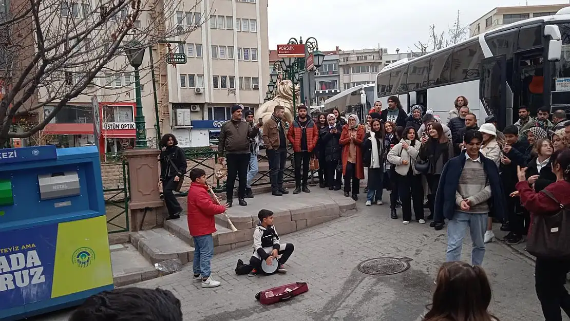 Küçük Müzisyenlerden Sokak Konseri