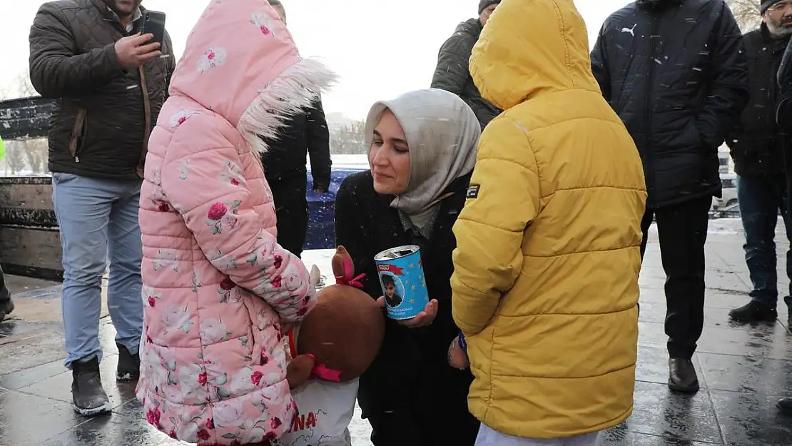 KENDİLERİ KÜÇÜK YÜREKLERİ BÜYÜK. Kumbaraları ile yardım için geldiler