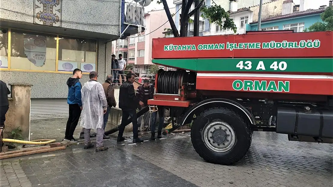 Kütahya OBM personeli sel baskınlarında su tahliyelerine destek verdi