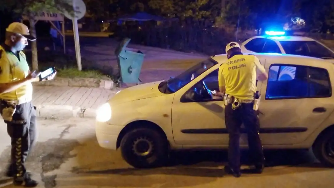 Kütahya’nın Tavşanlı ilçesinde polis ekipleri gece araçlarda denetim gerçekleştiriyor.