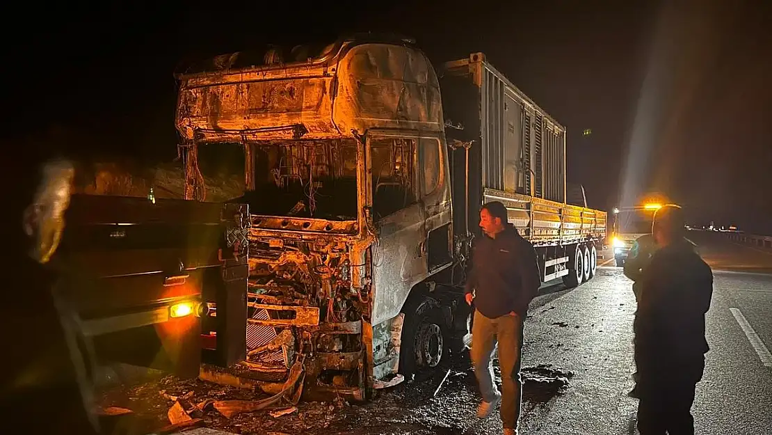 Lastiklerde başlayan yangın kısa sürede tırı sarıp hurdaya çevirdi