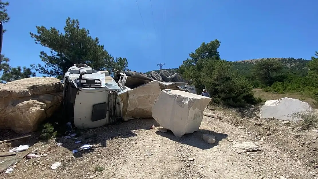 Mermer blok yüklü kamyon devrildi, sürücü ağır yaralandı