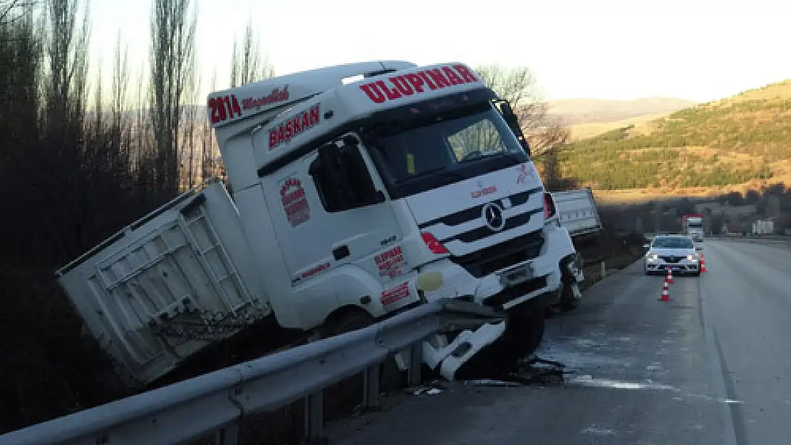 Mermer yüklü tırın devrilmesi sonucu 1 kişi yaralandı