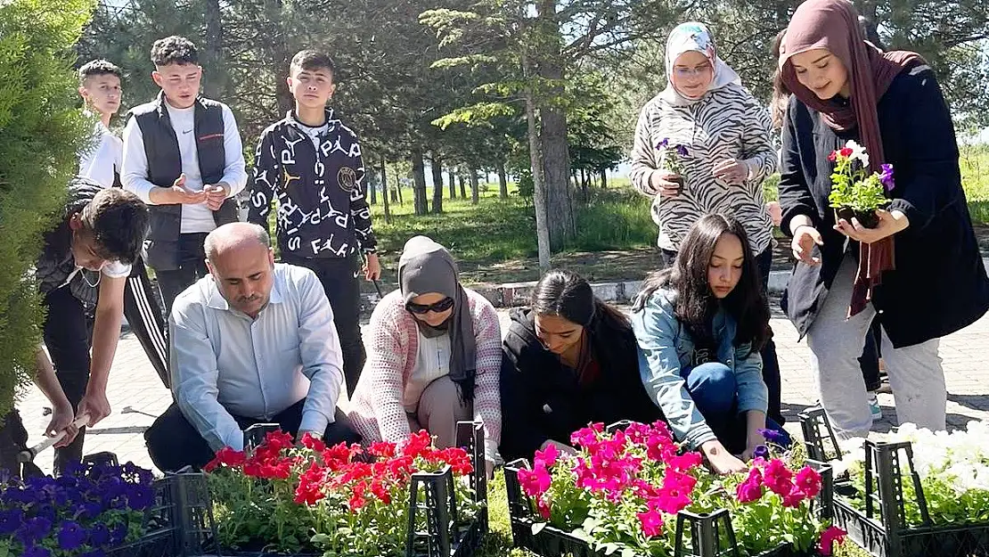 Meslek lisesi öğrencileri çiçek dikti