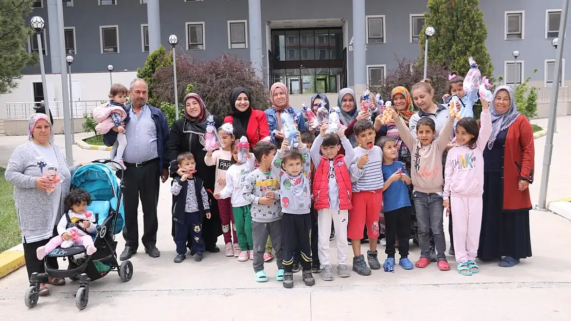 Meslek Lisesi öğrencilerinin yaptıkları bebekler depremzede çocuklara hediye edildi