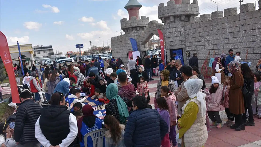 Meydana İnen Gençler Etkinlik Yaptı