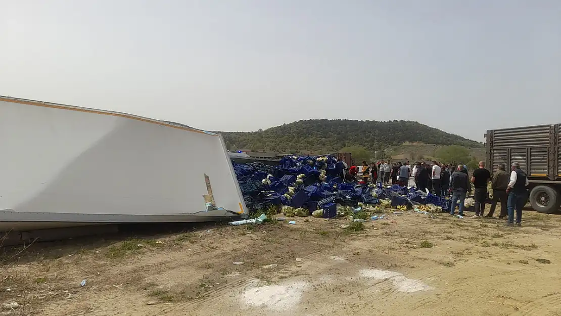 Meyve Yüklü Tır Devrildi 1 Kişi Yaralandı