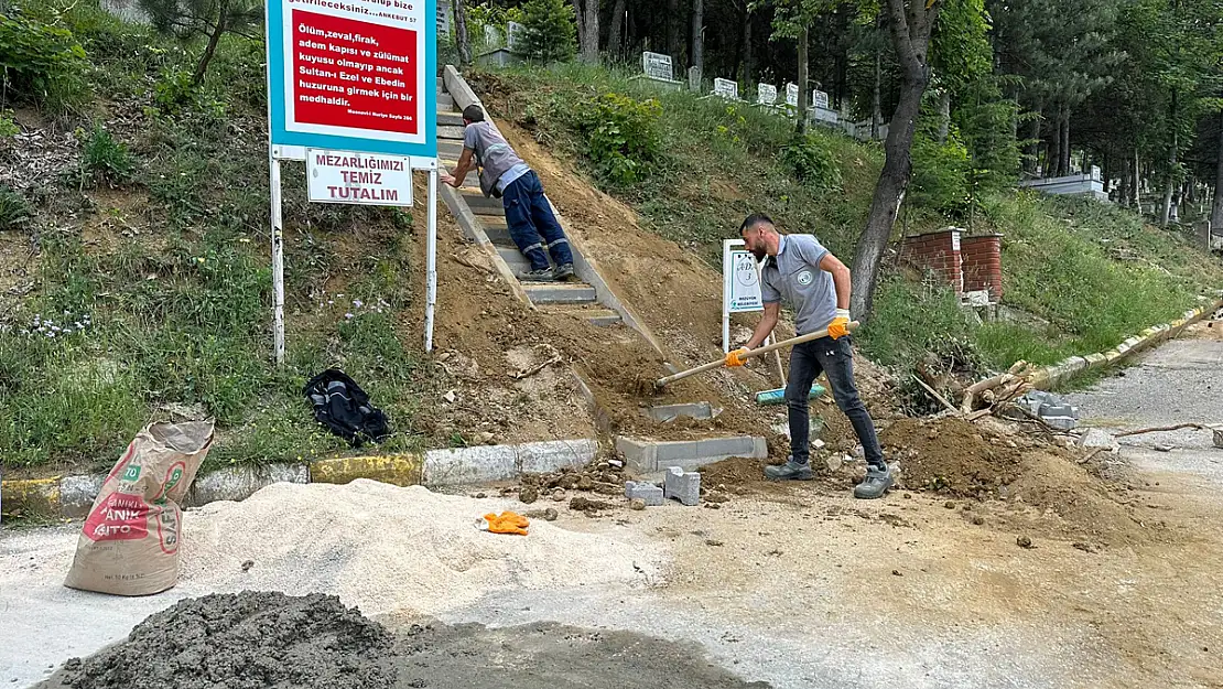 Mezarlıkta Temizlik Ve Bakım Çalışmaları Sürüyor