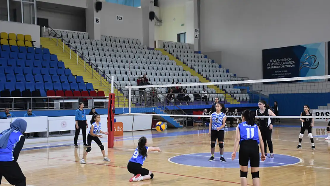 Midi Kızlarda Voleybol Heyecan Başladı