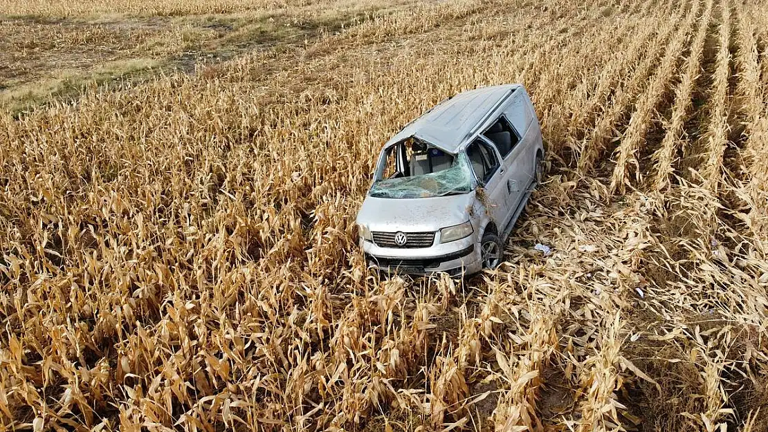 Minibüs kontrolden çıkıp, takla atıp tarım arazisine girdi