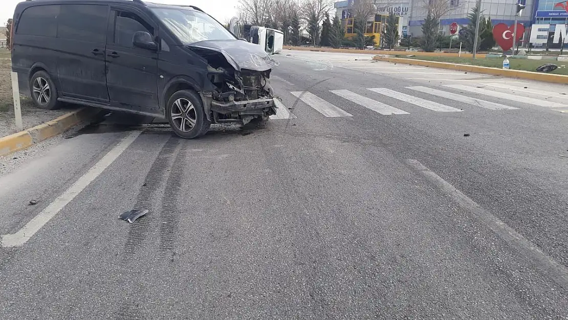 Minibüsle çarpışan kamyonet devrildi, 1 kişi yaralandı