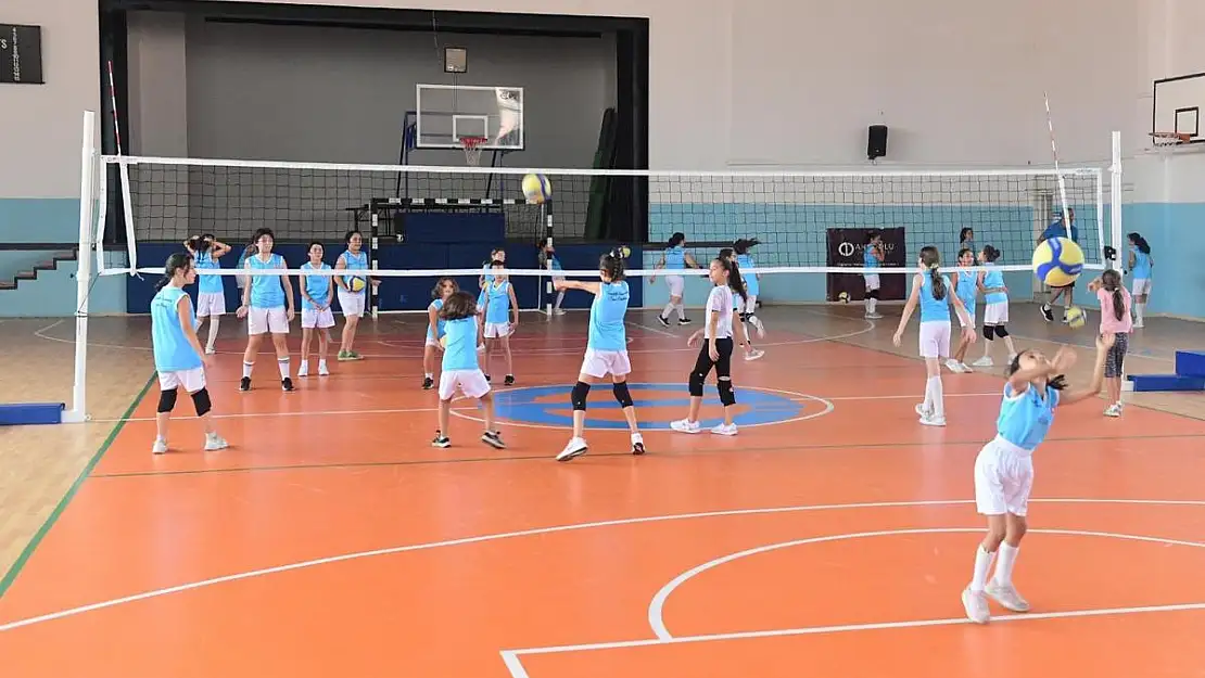 Minik voleybolcular son kez sahaya çıktı