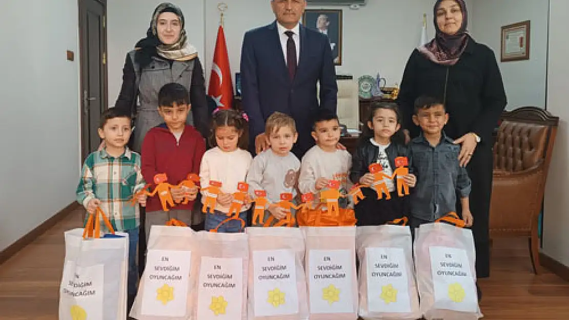 Minikler depremzede çocuklara oyuncak hazırladı