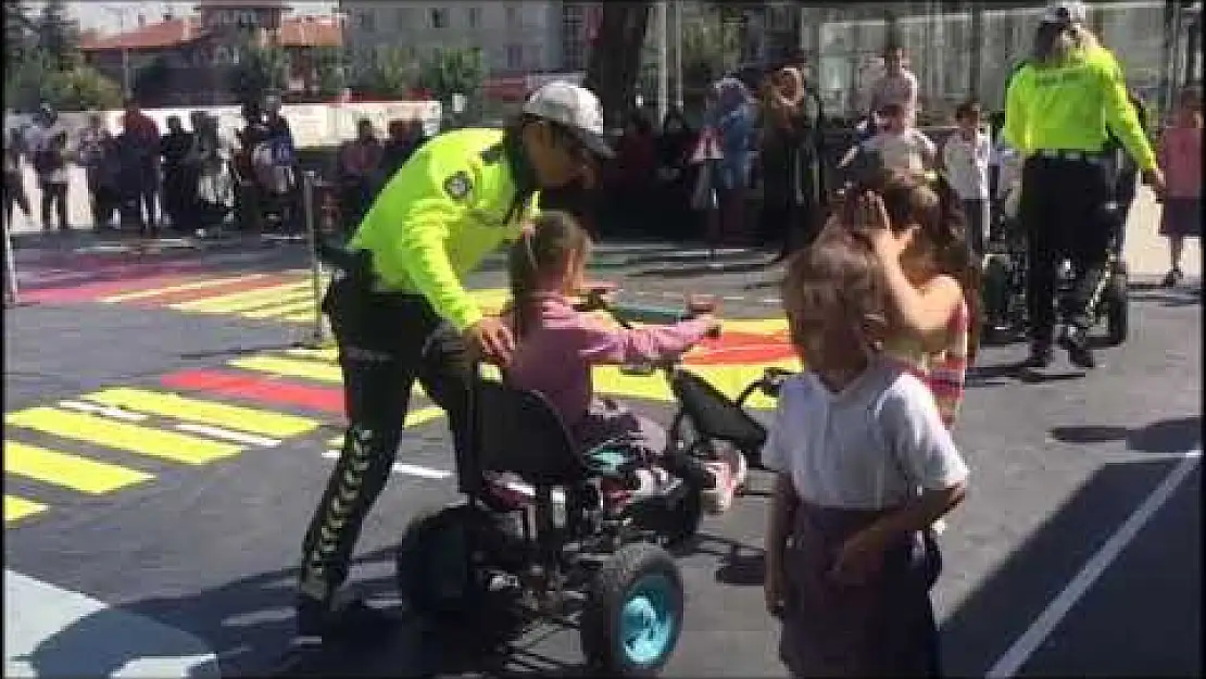 Miniklere uygulamalı trafik eğitimi verildi