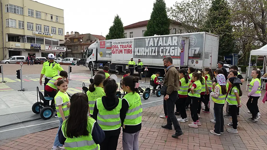 Mobil Trafik Eğitim Tır’ı İle Çocuklar Bilgi Edindi