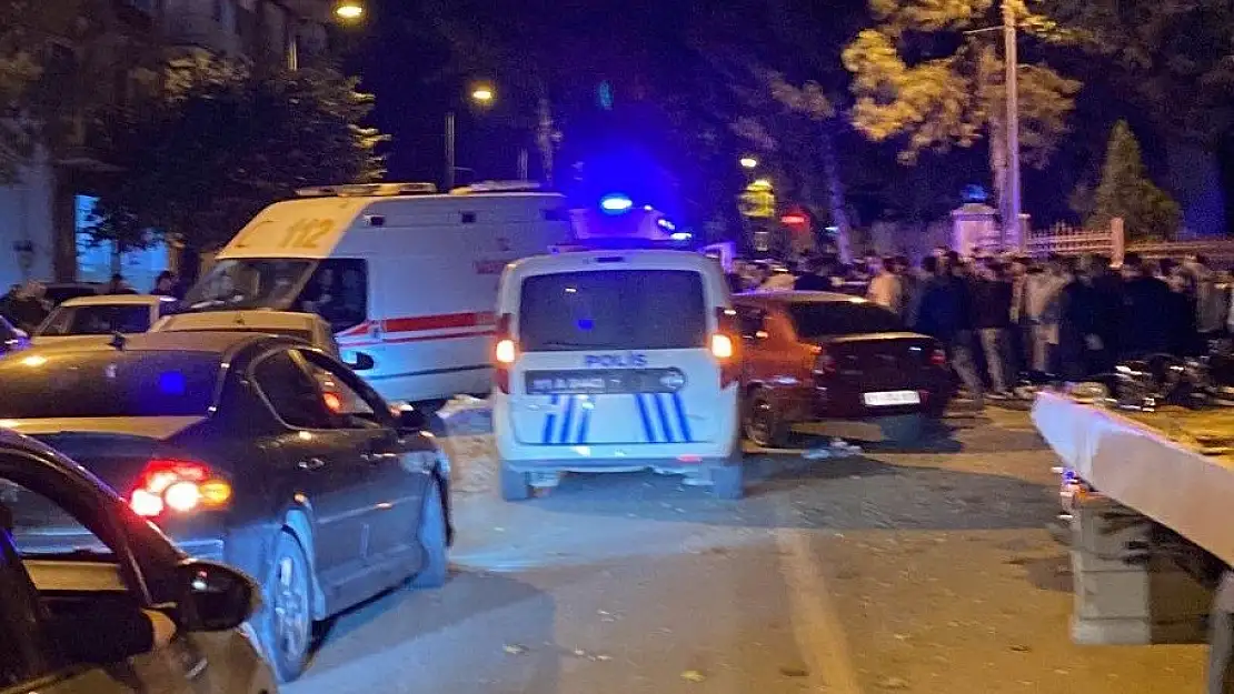 Motosiklet ile otomobil çarpıştı: 1’i ağır 2 kişi yaralı