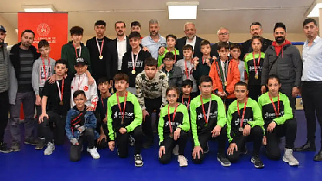 Muay Thai şampiyonları madalyalarını aldı