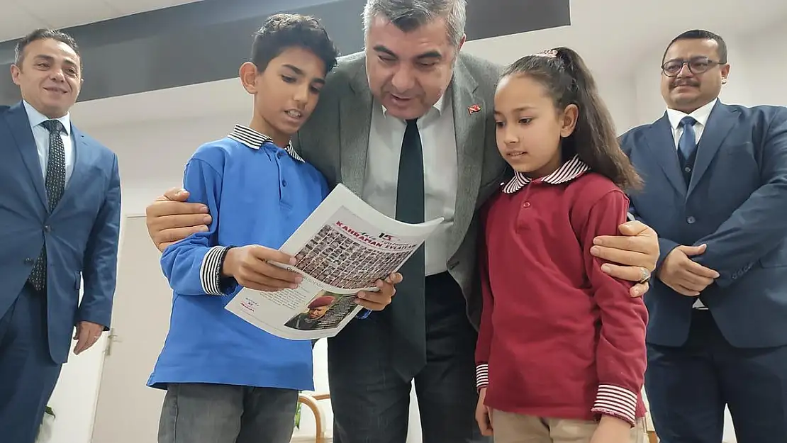 Müdür Sünnetci, 15 Temmuz Okul Gazetesini İnceledi