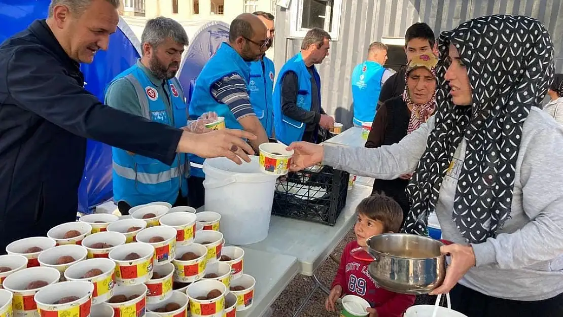 Müftü Kazancı, Kırıkhan'da iftarda yemek dağıttı