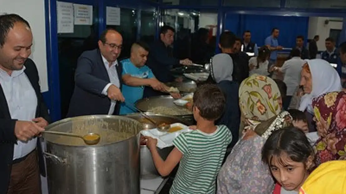 Mustafa Çöl, ilk iftarı vatandaşlarla yaptı