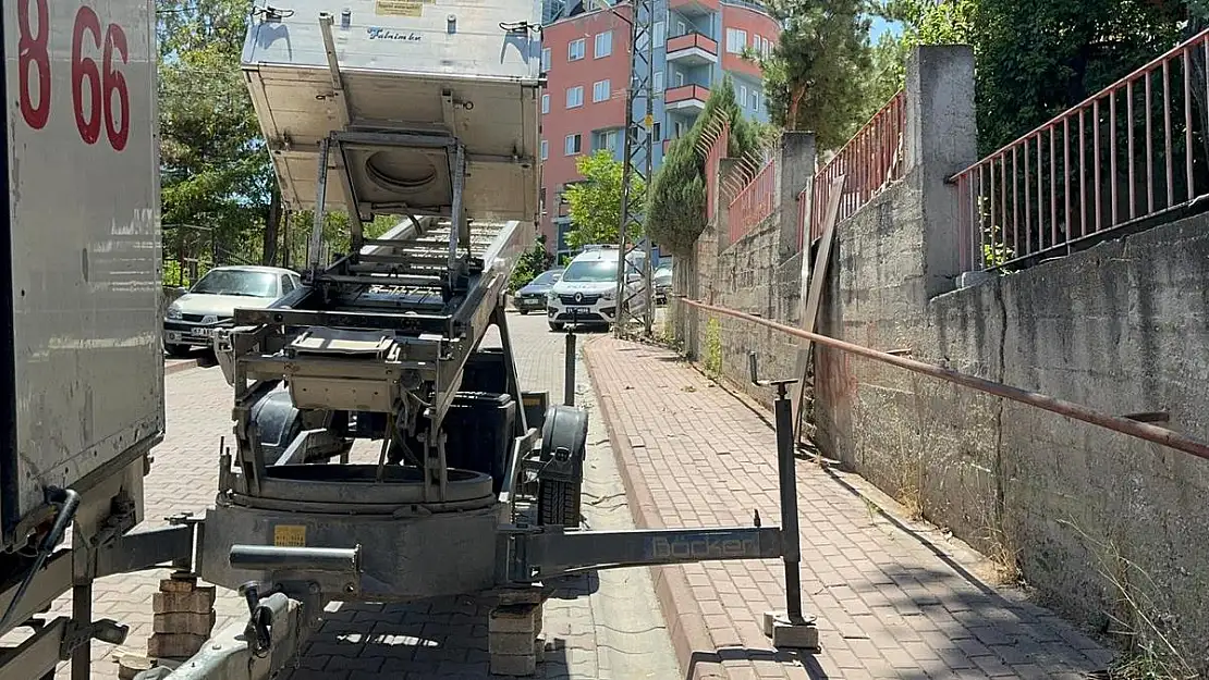 Nakliye Firmasının Asansörü Elektrik Tellerine Değince 2 Kişi Yaralandı