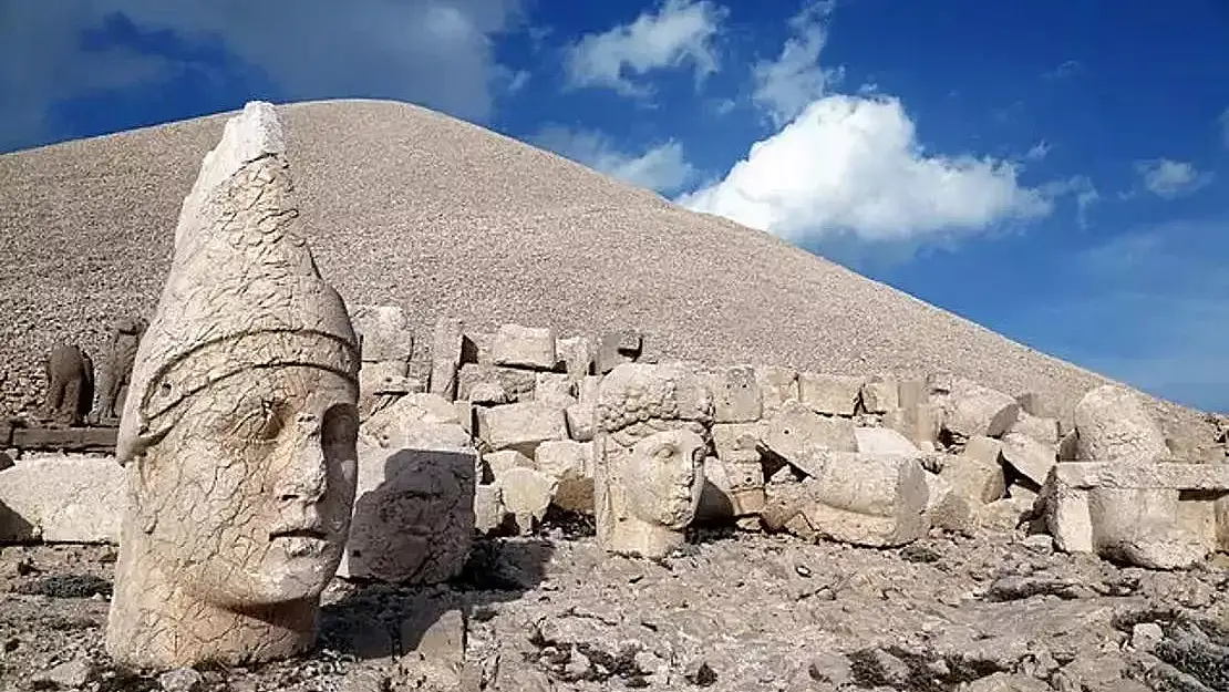 Nemrut Dağında Kimin mezarı var?