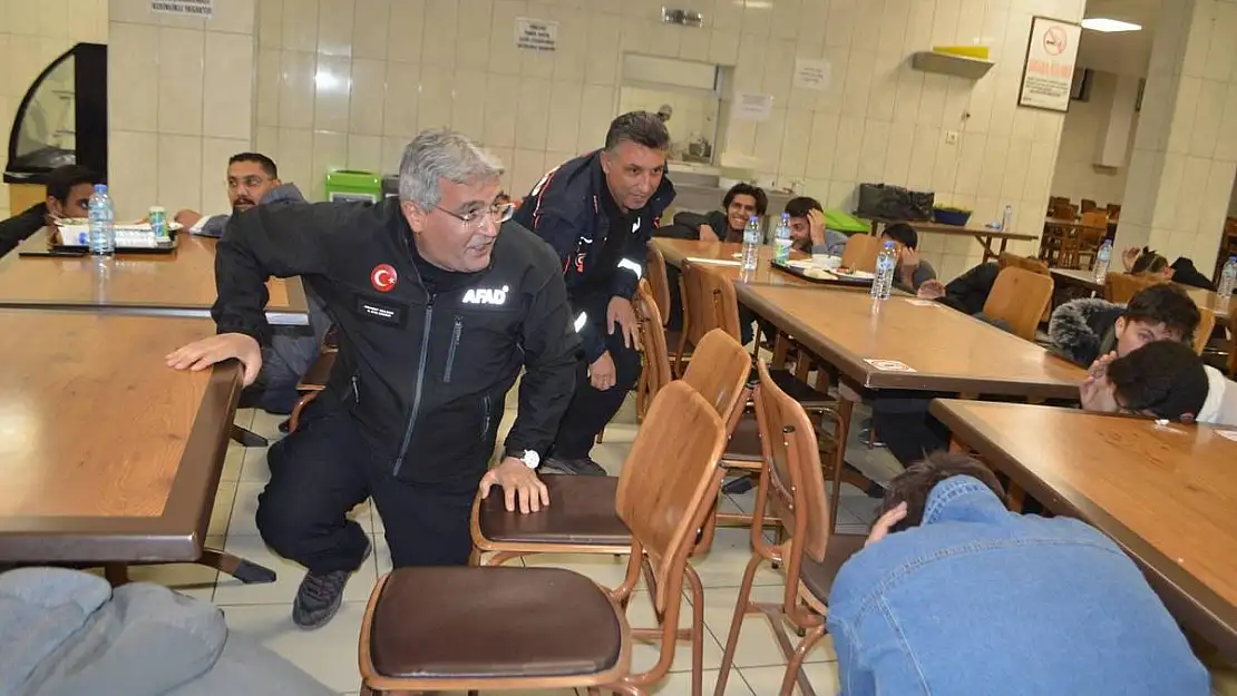 Öğrencilere 'Deprem Anı, Çök Kapan Tutun ve Tahliye' tatbikatı