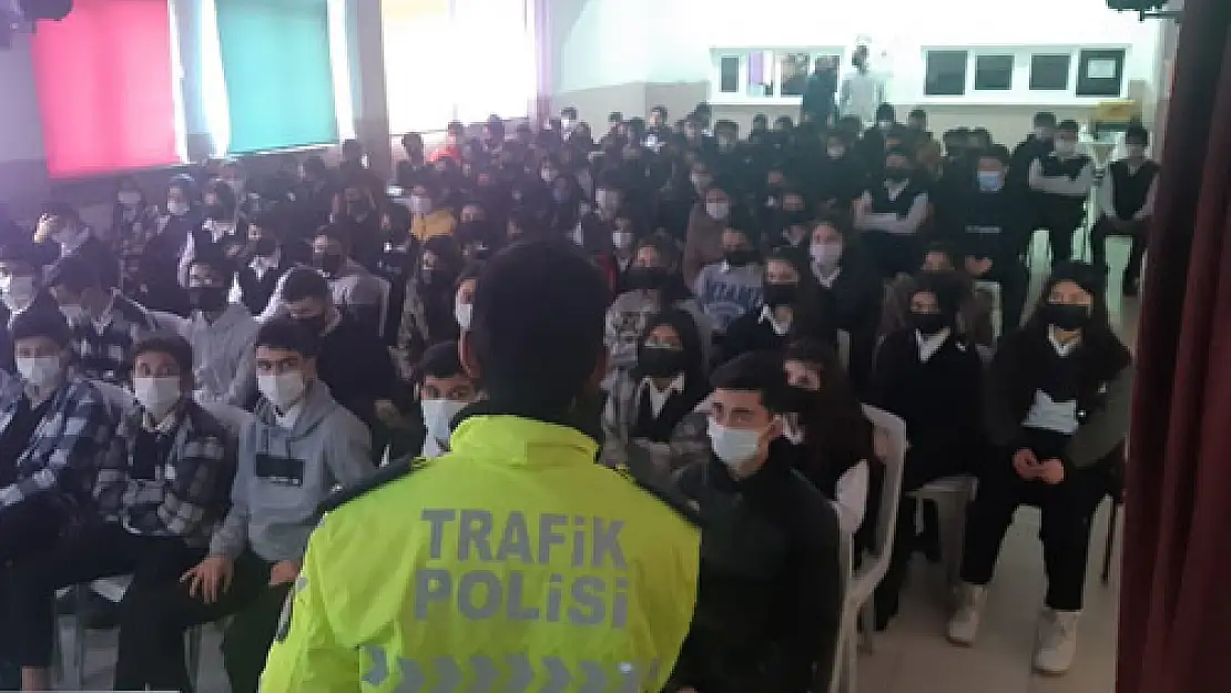 Öğrencilere trafik güvenliği ve Siberay programı anlatıldı