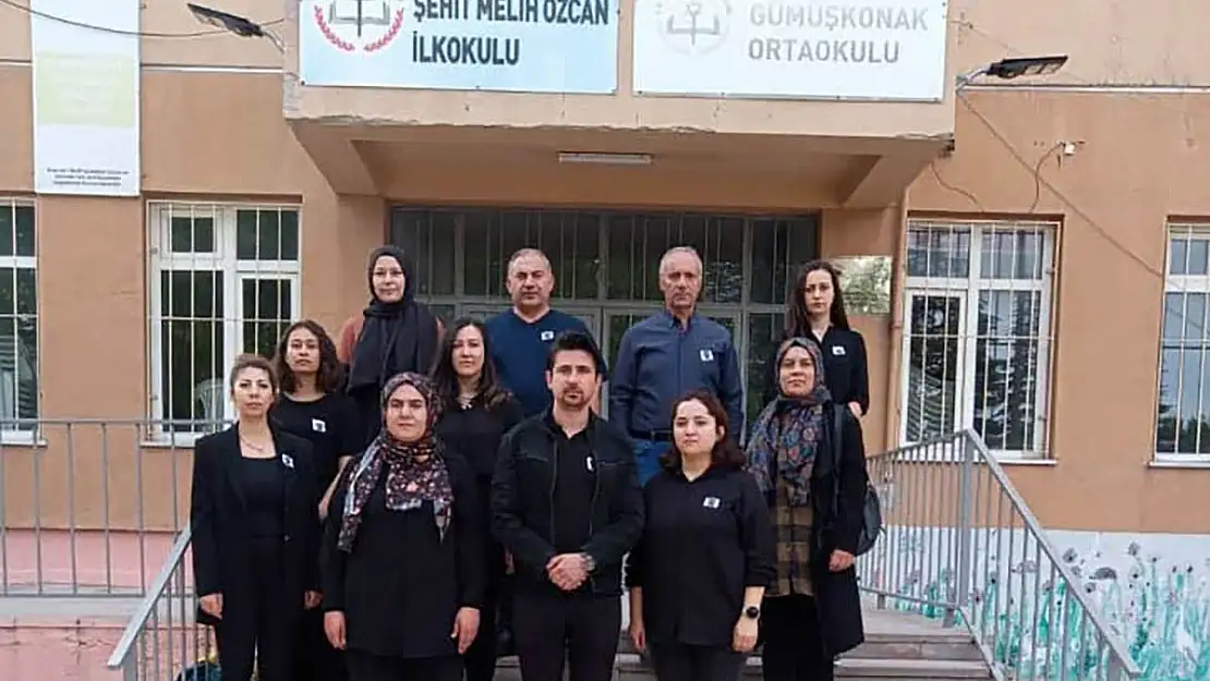 Öğrencisi tarafından öldürülen İbrahim Oktugan için siyah giyindiler