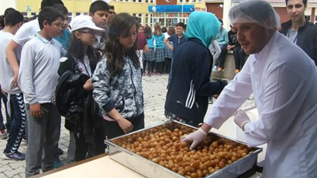 Öğretmen lokma dağıttı – Kocatepe Gazetesi