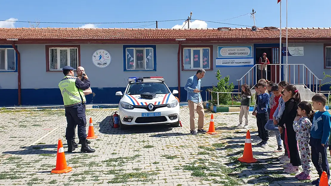 Öğretmen Ve Öğrencilere Trafik Eğitimi Verildi