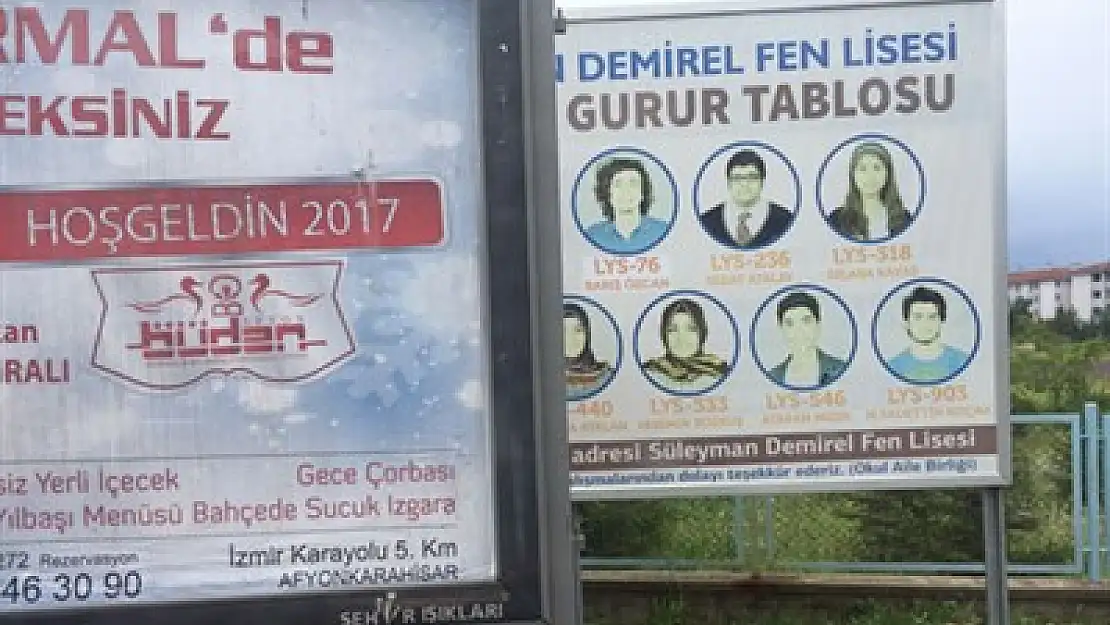 Okul panosunun önüne ilan tahtası