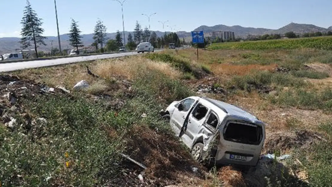 Önce telefon direğine çarptı sonra şarampole yuvarlandı