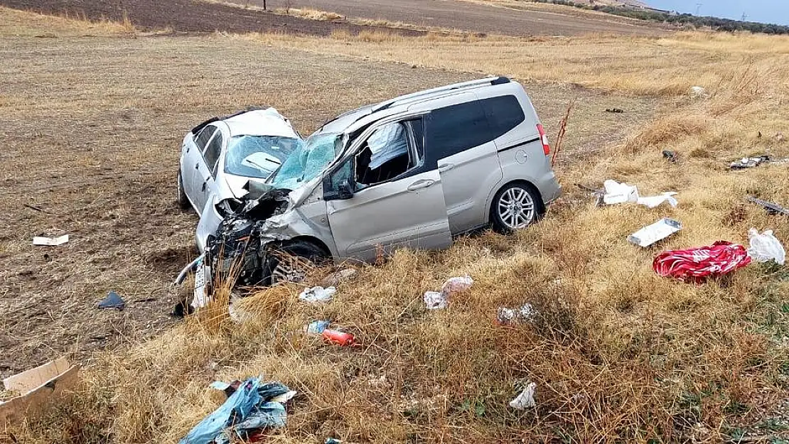 Önce Tıra Ardından Ticari Araca Çarptı, 3 Yaralı