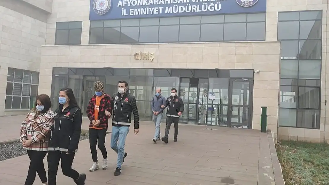 Onlar geliyor, Afyon Polisi de tek tek topluyor