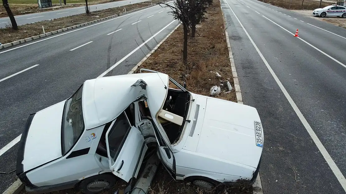 Ortadan ikiye bükülen otomobilin sürücüsü araçta sıkıştı