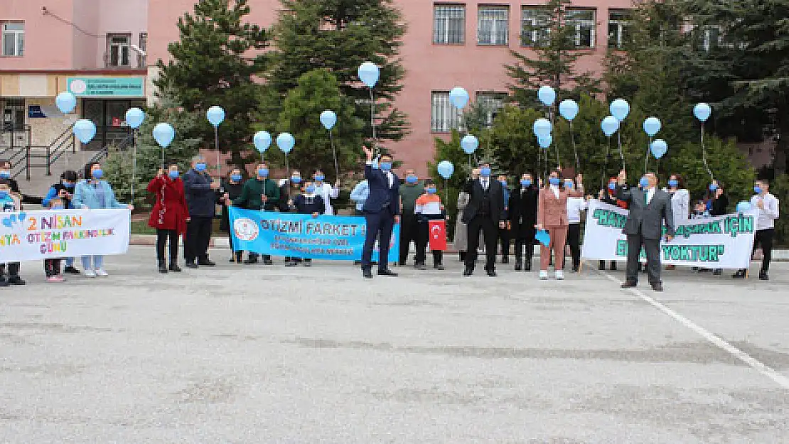 Otizmli çocuklar gökyüzüne mavi balon bıraktı