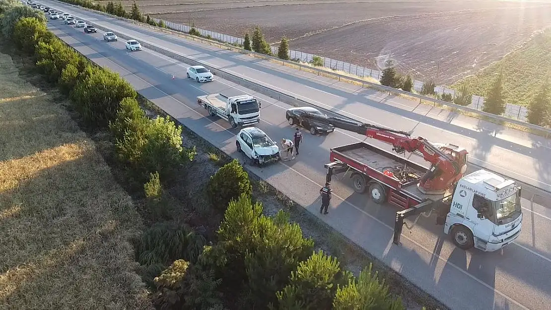 Otomobil 2 metrelik şarampolden aşağı yuvarlandı 3 yaralı var